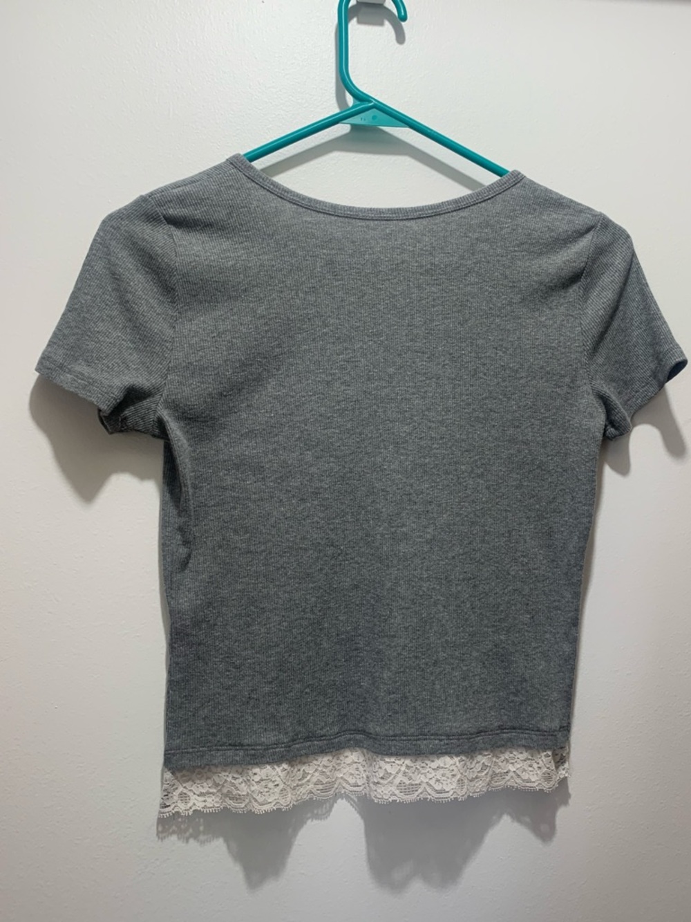 Hollister crop T shirt Gray Short Sleeve Tee with white Lace Hem - Picture 3 of 6